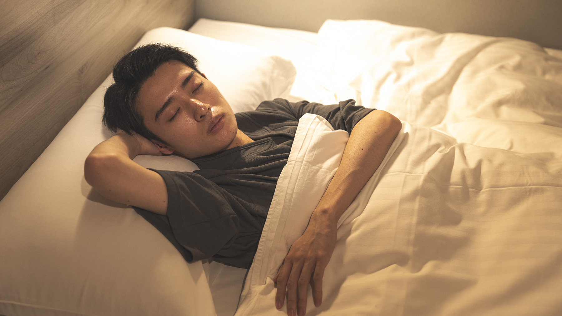 眠りを追及した150cm幅のワイドベッドと適度な硬さのマットでぐっすり