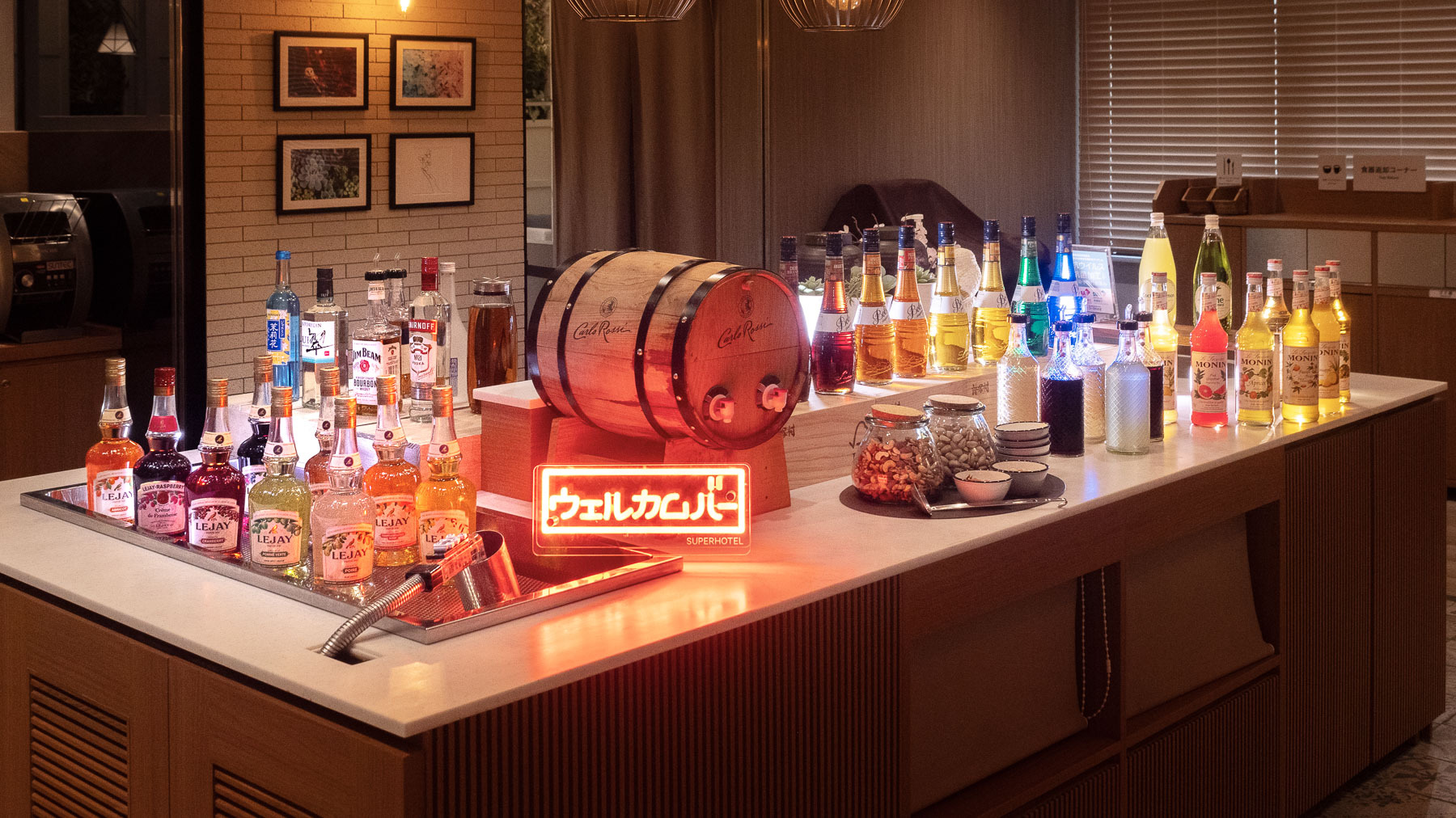 ワインや焼酎、コーヒー等をラウンジでゆったりと楽しめる無料ウェルカムバー