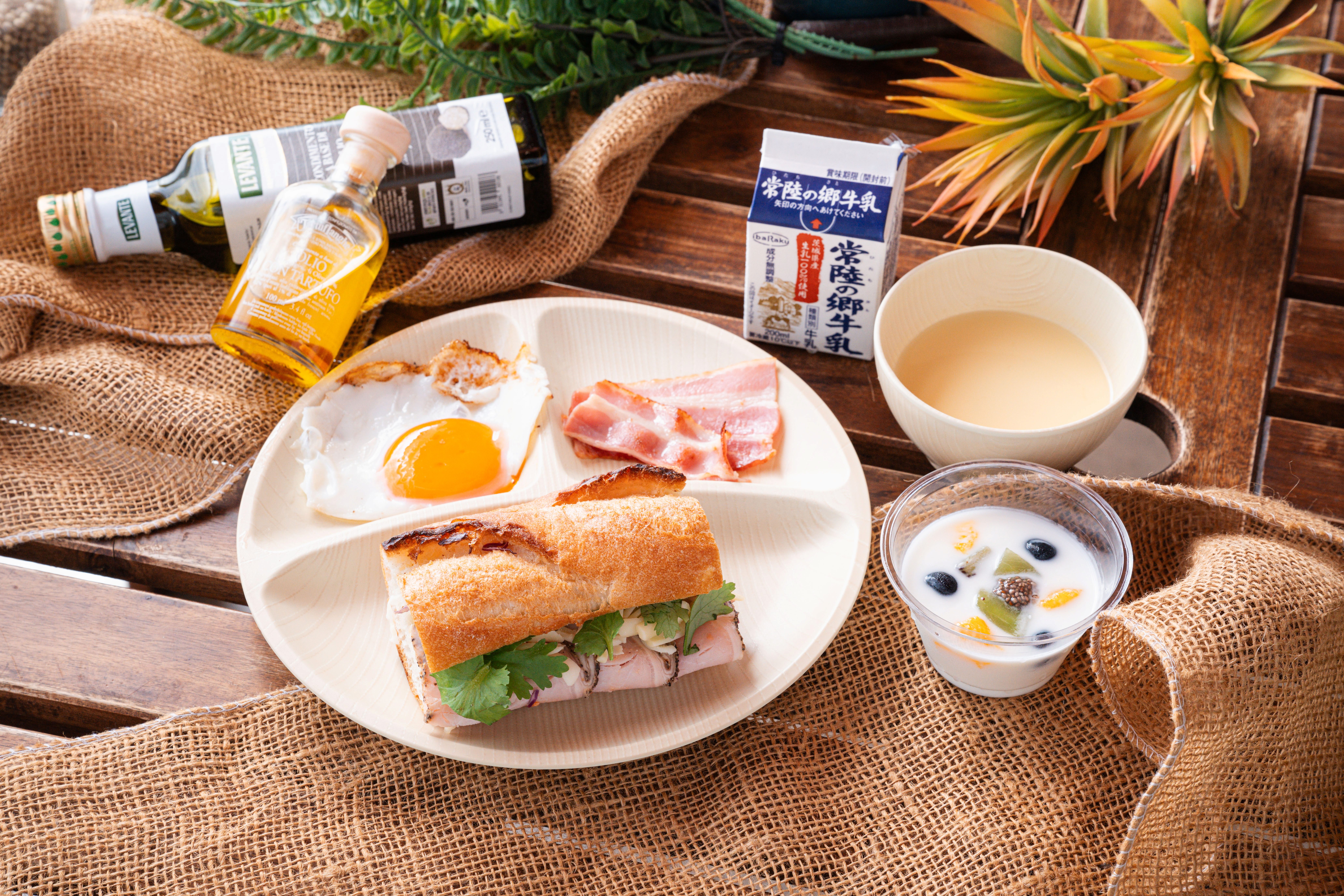朝食：ホットバインミー(ベトナム風サンドイッチ)