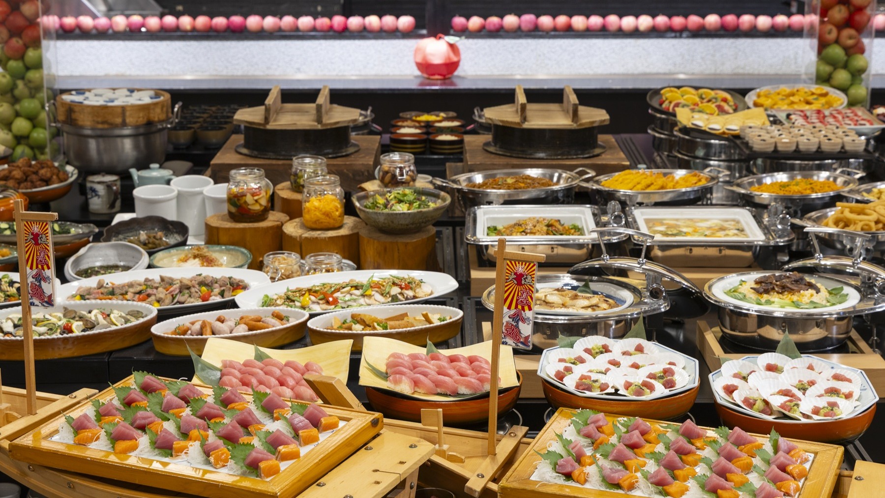 【夕食バイキング】イメージ　地元の食材をふんだんに使用、オリジナルりんご創作料理も楽しめる夕食♪