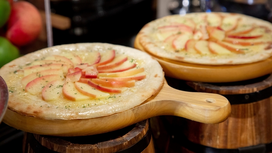 りんごミックスピザ（バイキング料理一例）