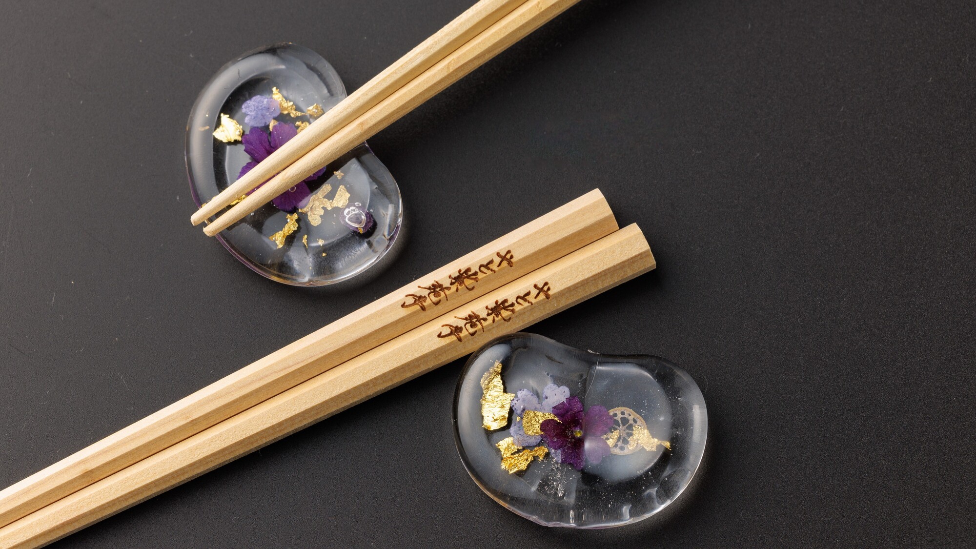 やど紫苑亭をイメージした、可憐な花の箸