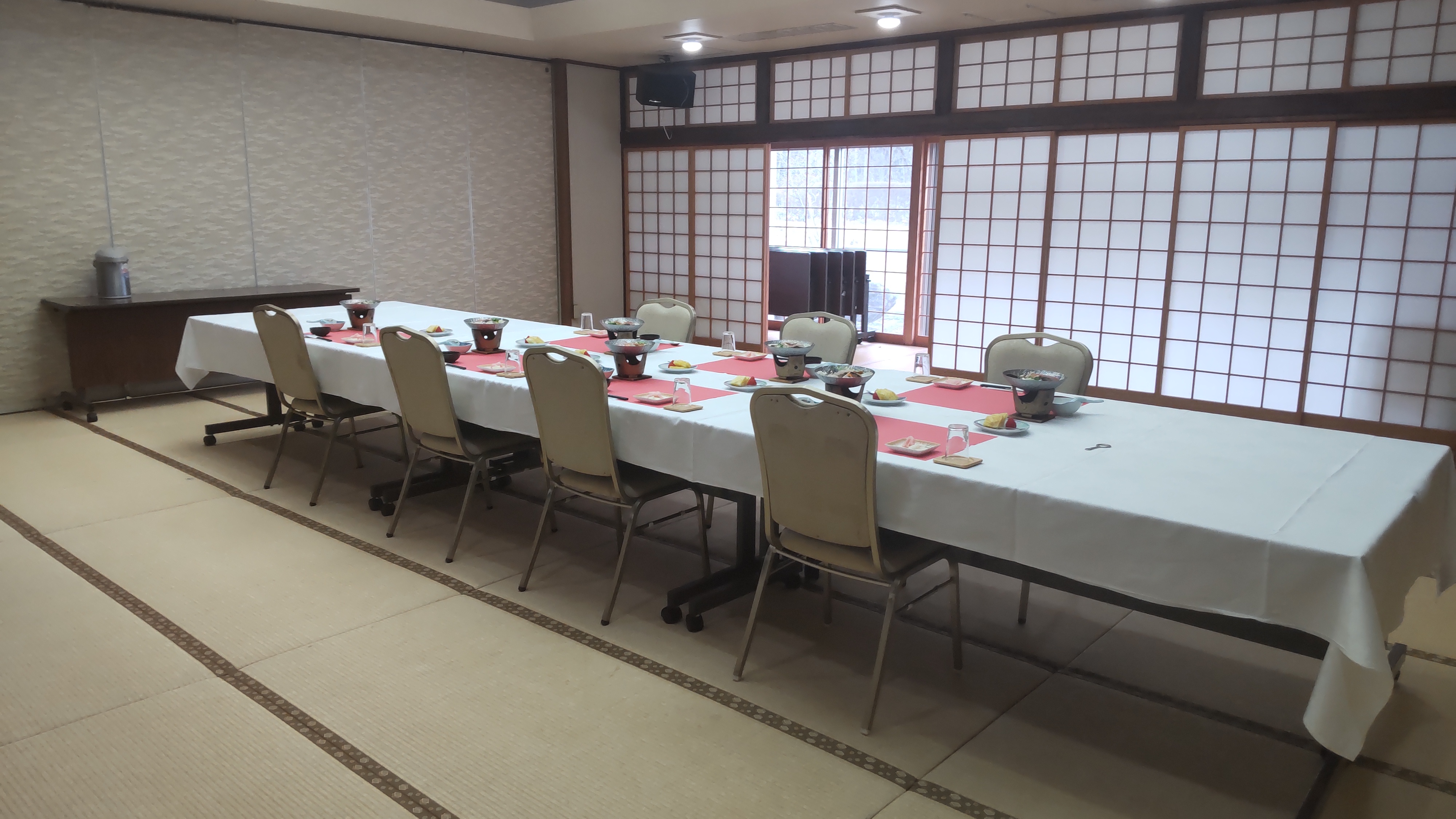 宴会場(長テーブル形式例)