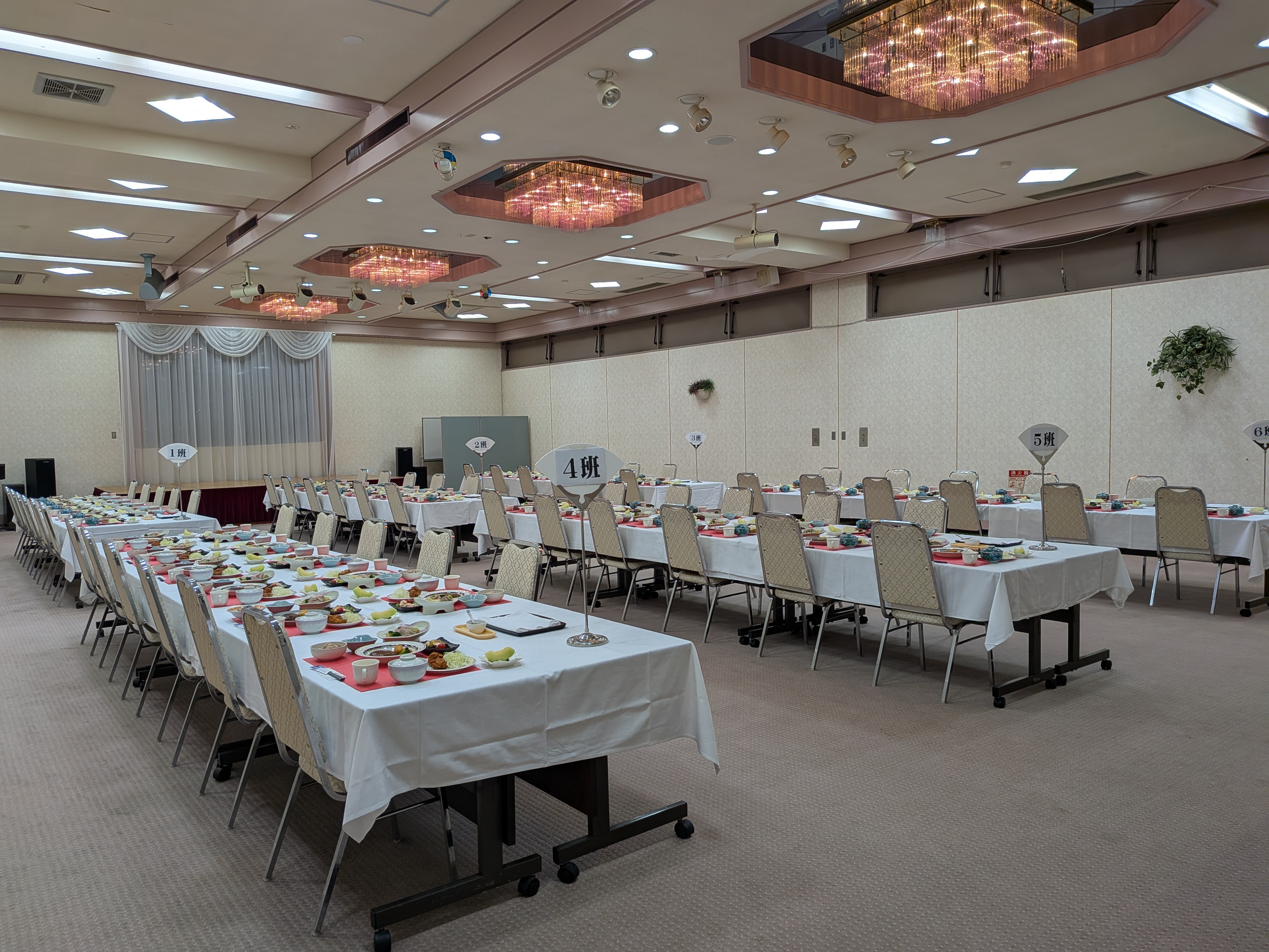芙蓉の間・宴会(長テーブル形式例)