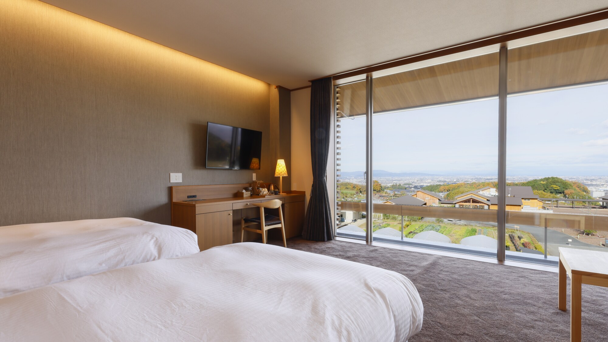 のどかな奈良の里山風景が広がる里山ビューの客室。隣室とつながるコネクティング対応（40㎡&times;2で最大6名利用可）