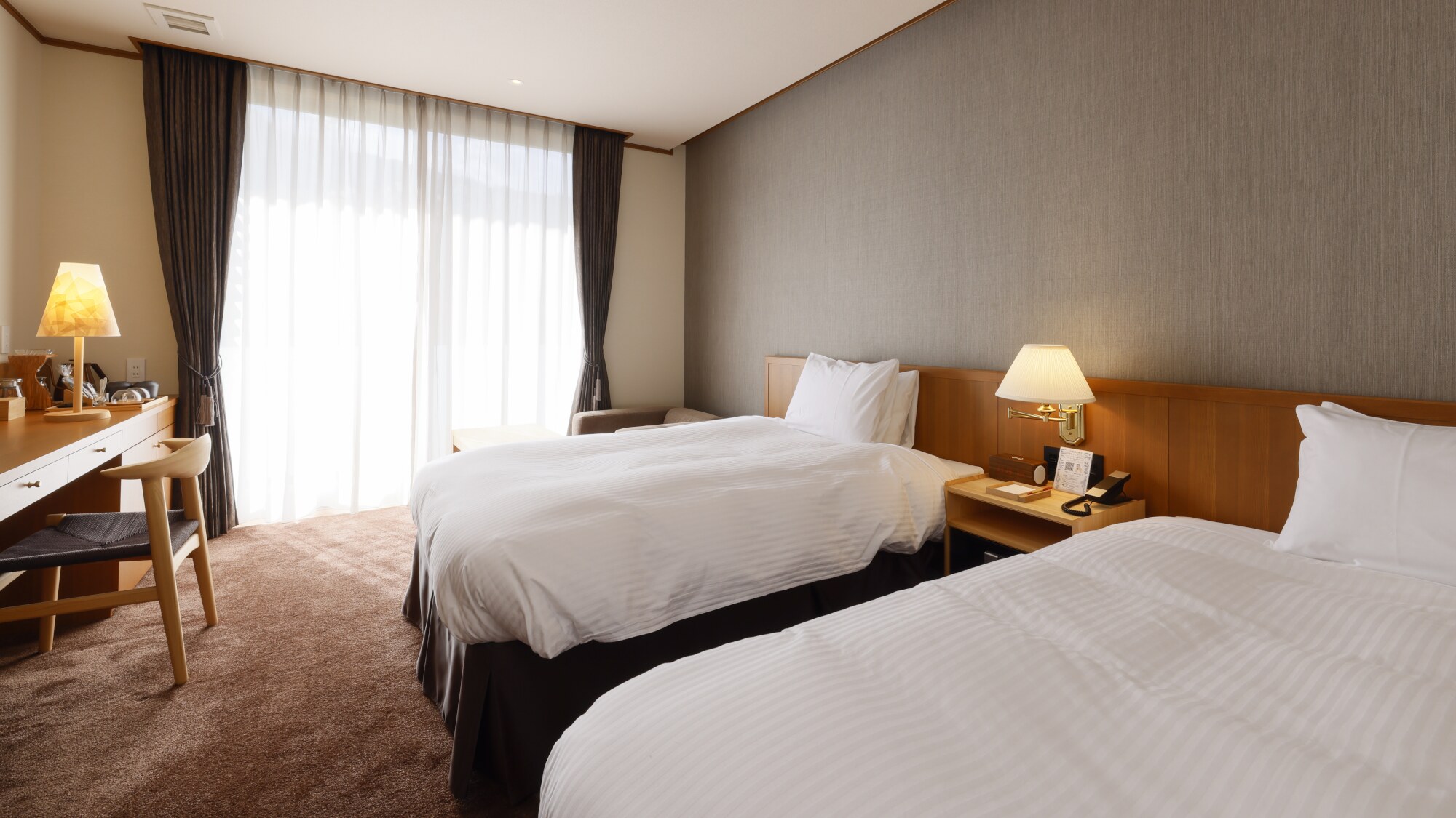 落ち着いたブラウンカラーの客室です。