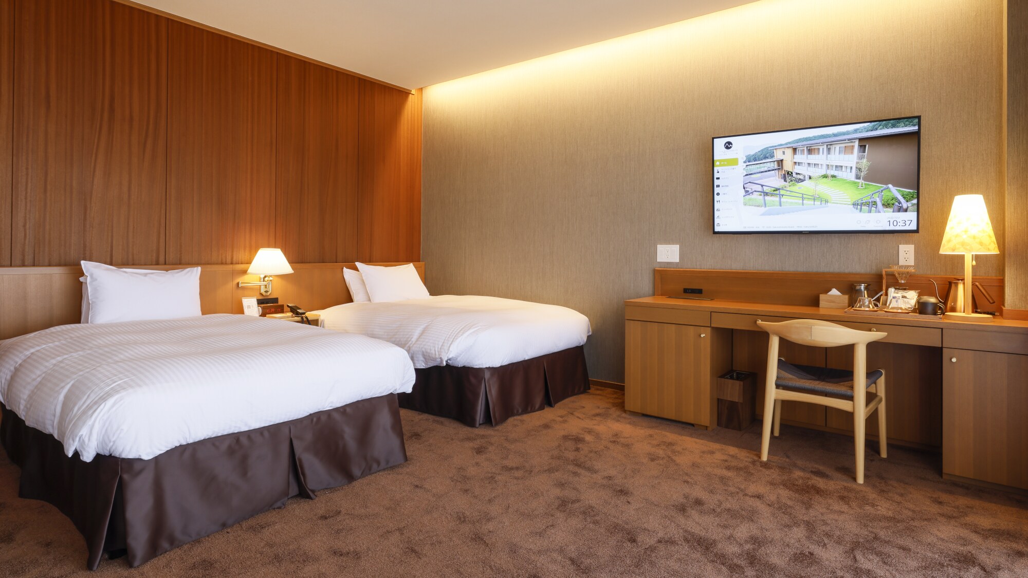 眺望には恵まれませんが落ち着くブラウンカラーの客室。隣室とつながるコネクティング対応（40㎡&times;2で最大6名利用可）