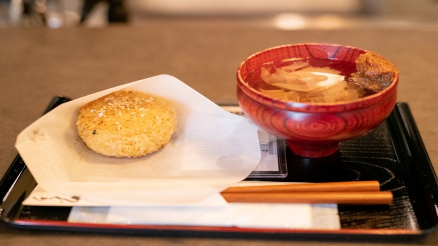 本格的な味噌汁と焼きおにぎり