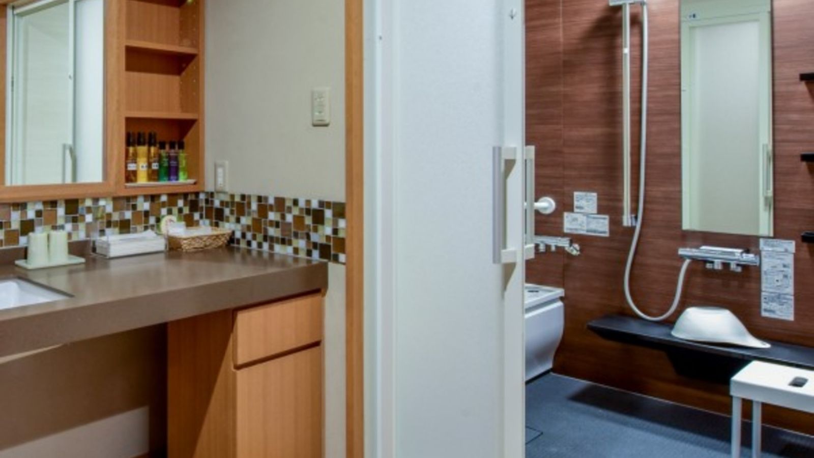 2018年秋に新しく完成した和室と洋室ベッドルームのゆったり広々バリアフリー客室「藤」／バスルーム