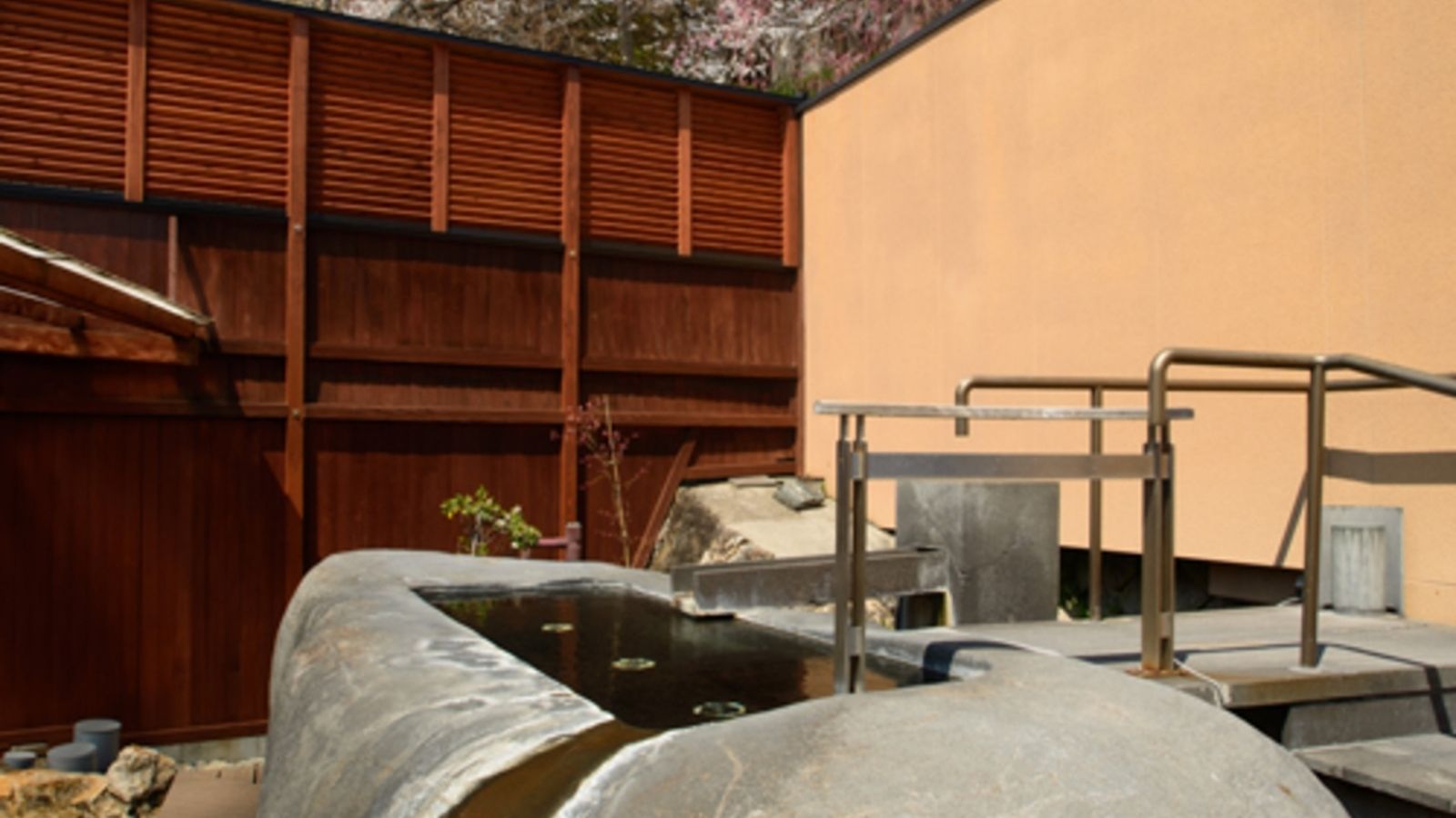 【東湯・露天風呂】桜も絶景！一段高い「原石風呂」で花見の湯あみを