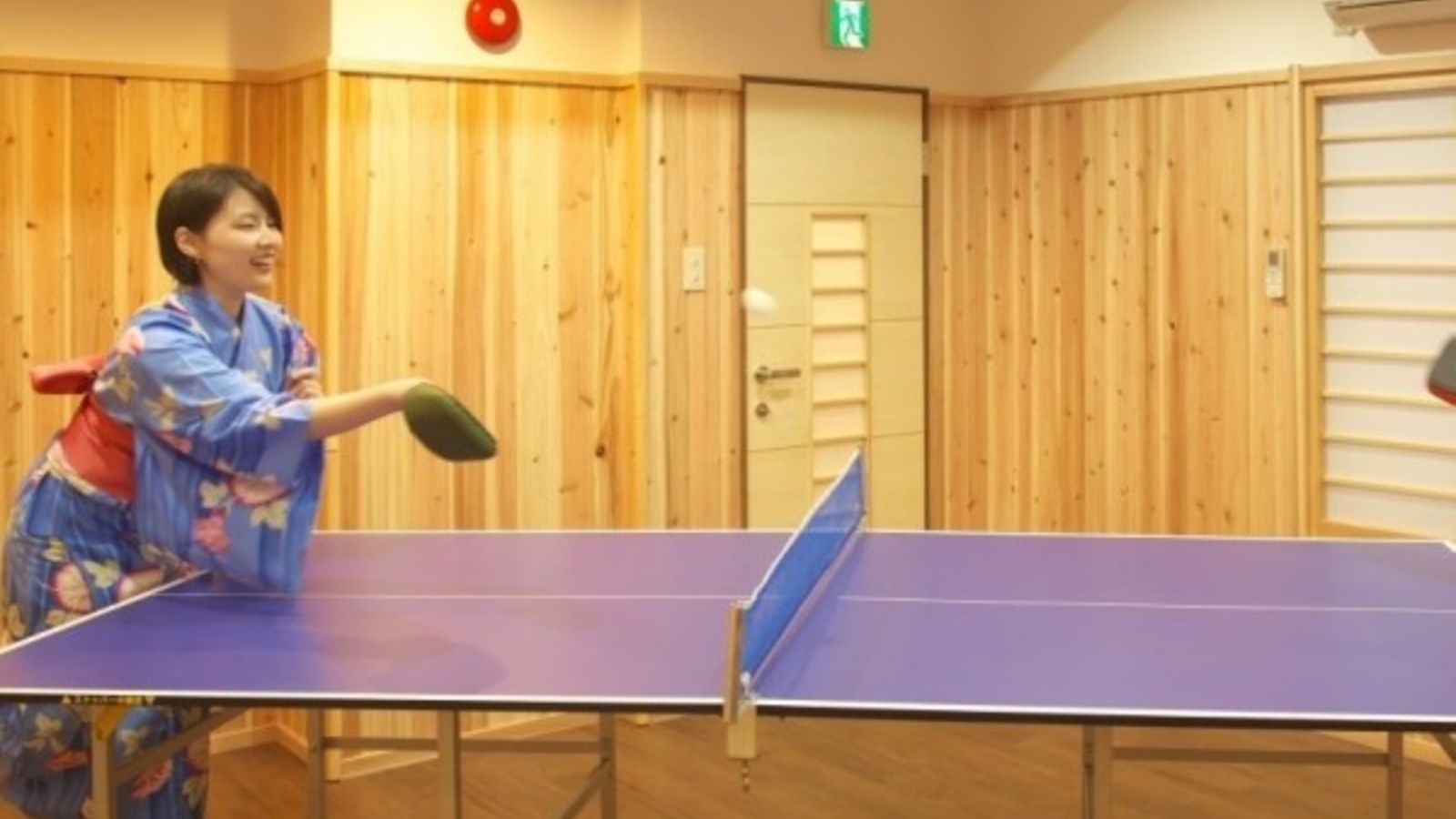 【館内で体験】注目の新施設「温泉卓球」。お食事前にお腹を空かせる本気の一戦はいかが？