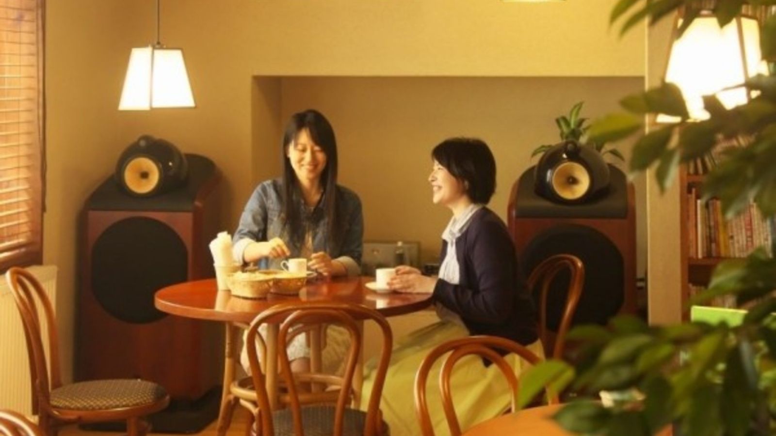 【館内で寛ぐ】到着後、まずは談話室でお茶とともに一息。自慢のオーディオから流れる音楽も魅力