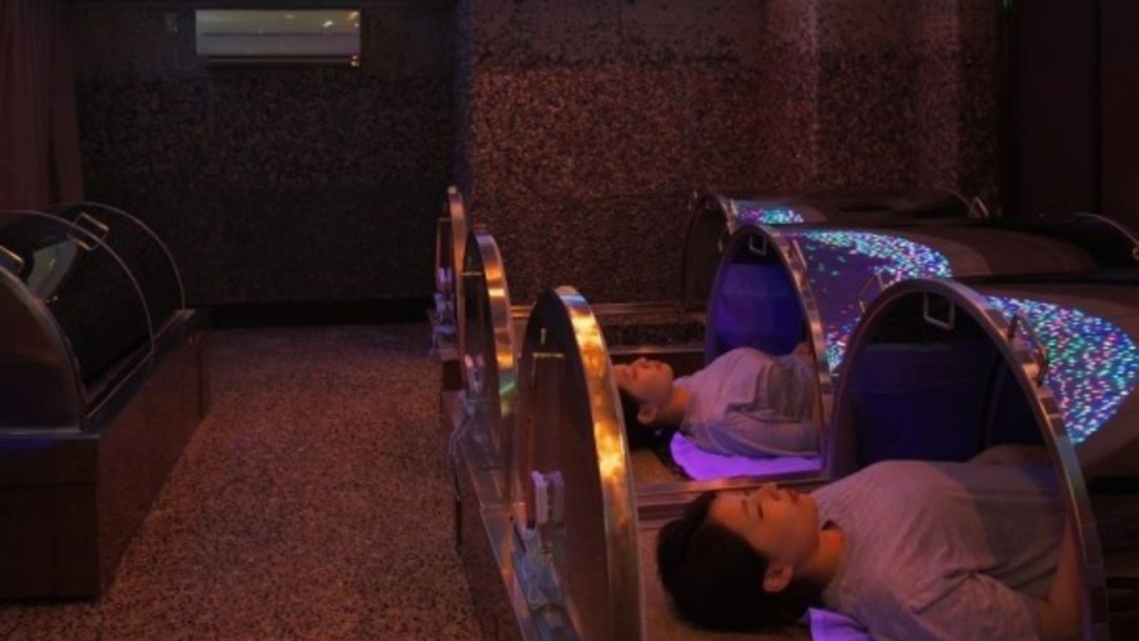 【館内で寛ぐ】温泉で温まった身体をさら「岩盤浴」でスッキリ。幻想的な光と音でリラックス♪