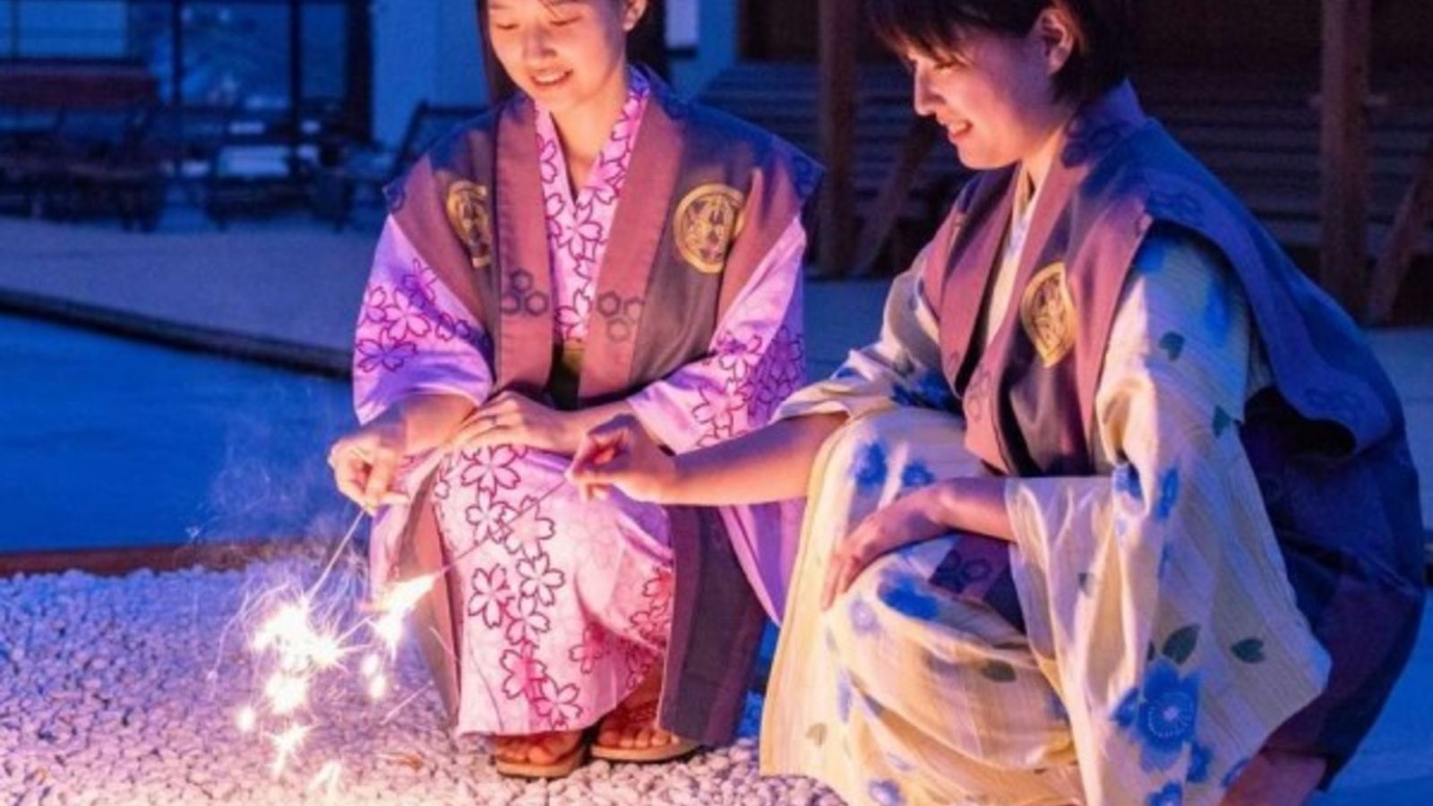 【屋上で花火】7月8月限定！「花火」を赤湯の街並みと烏帽子山を眺める屋上で※1組に1個花火プレゼント