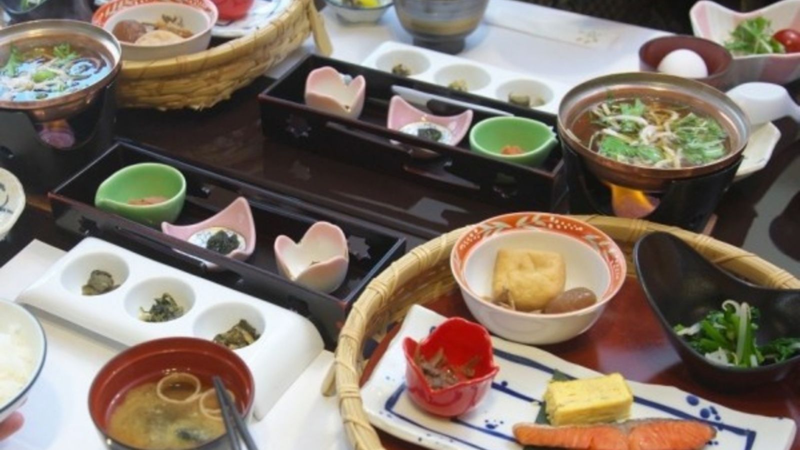 【朝食一例】季節のおかずや秘伝豆の納豆など、ご飯がすすむ！お粥も選べる