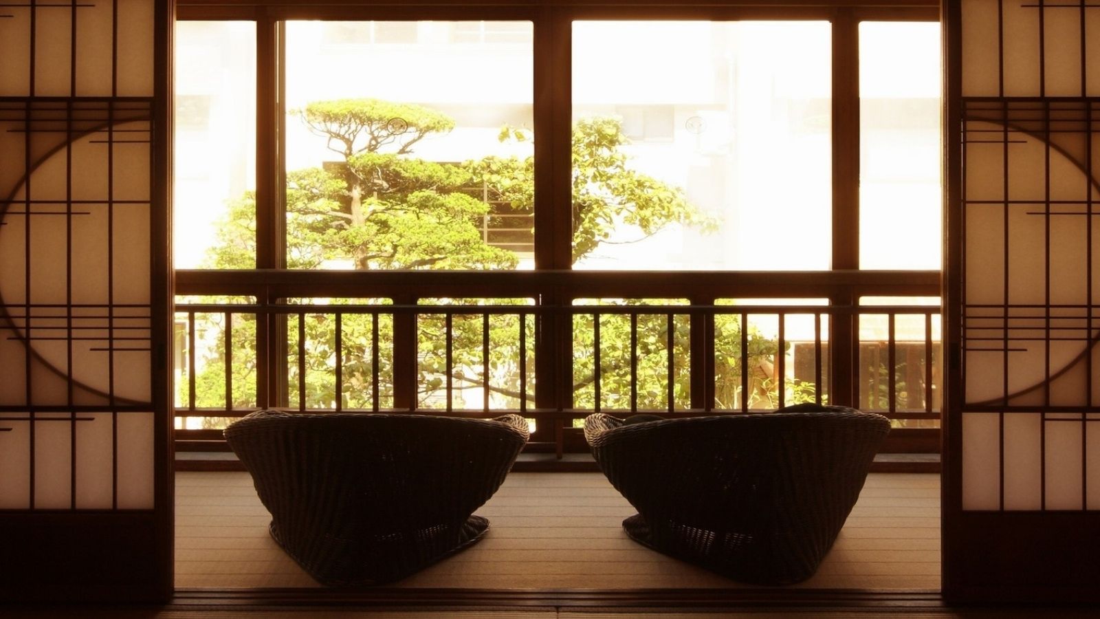 【御殿の間イメージ】幸「御殿の間」から庭園を望む。当館所有の作品群など資料の展示コーナーあり