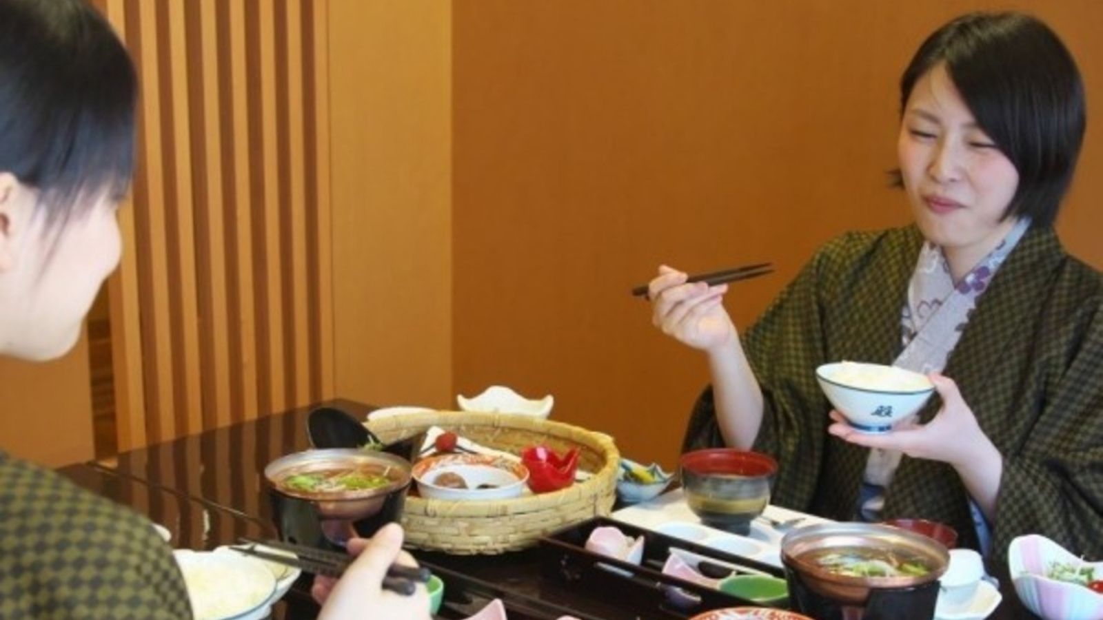 【館内で寛ぐ】夕食は個室食事処や半個室レストランなど、プライベートな空間でお楽しみいただきます