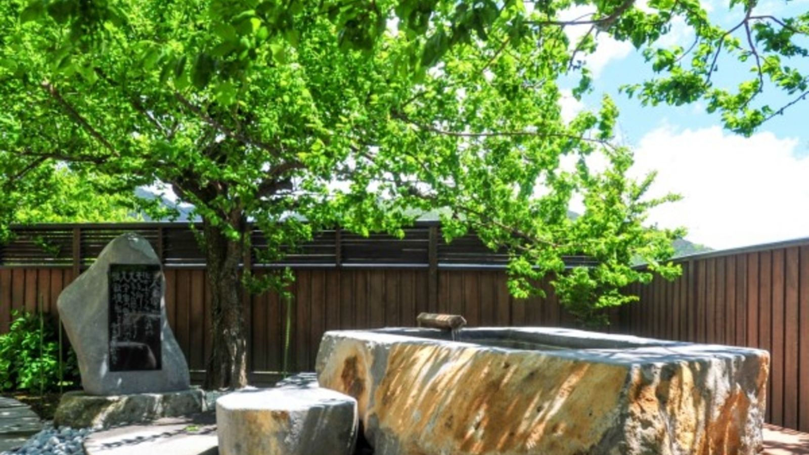 【館内で寛ぐ】当館の中庭を見下ろす高台の「花見の足湯」で季節の眺めと温泉を♪春は満開の桜の木の下で