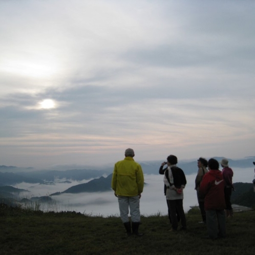 十分一山の山頂から晴れた早朝に見える「雲海」、雲の上にいる感動体験（当館より車5分程）