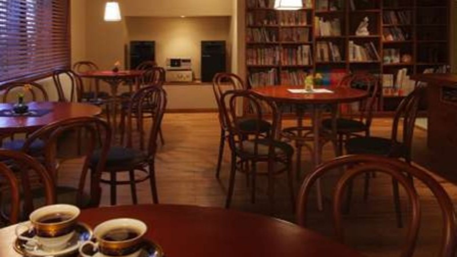 【談話室「朧」】高品質なオーディオとコーヒーや紅茶の無料サービス、図書コーナー併設、無線LANあり