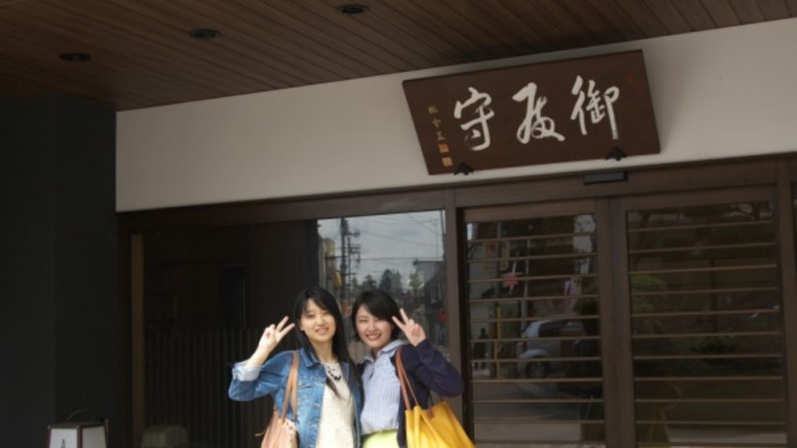 【御殿守・正面玄関】改装を繰り返し、常に楽しく快適な館内を目指しております