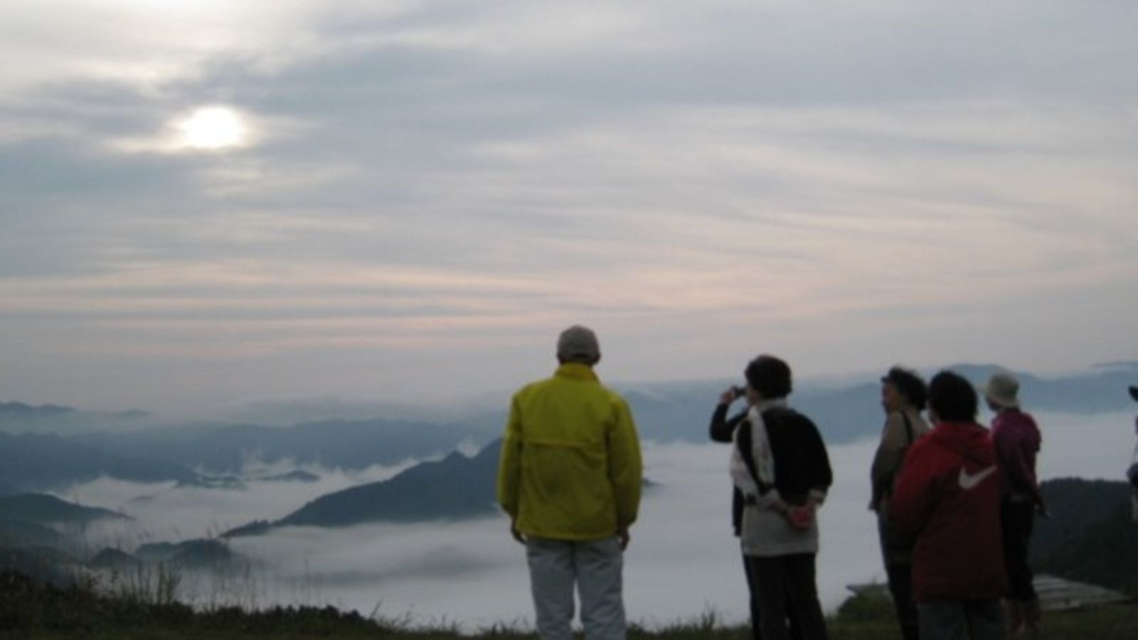 十分一山の山頂から晴れた早朝に見える「雲海」、雲の上にいる感動体験（当館より車5分程）