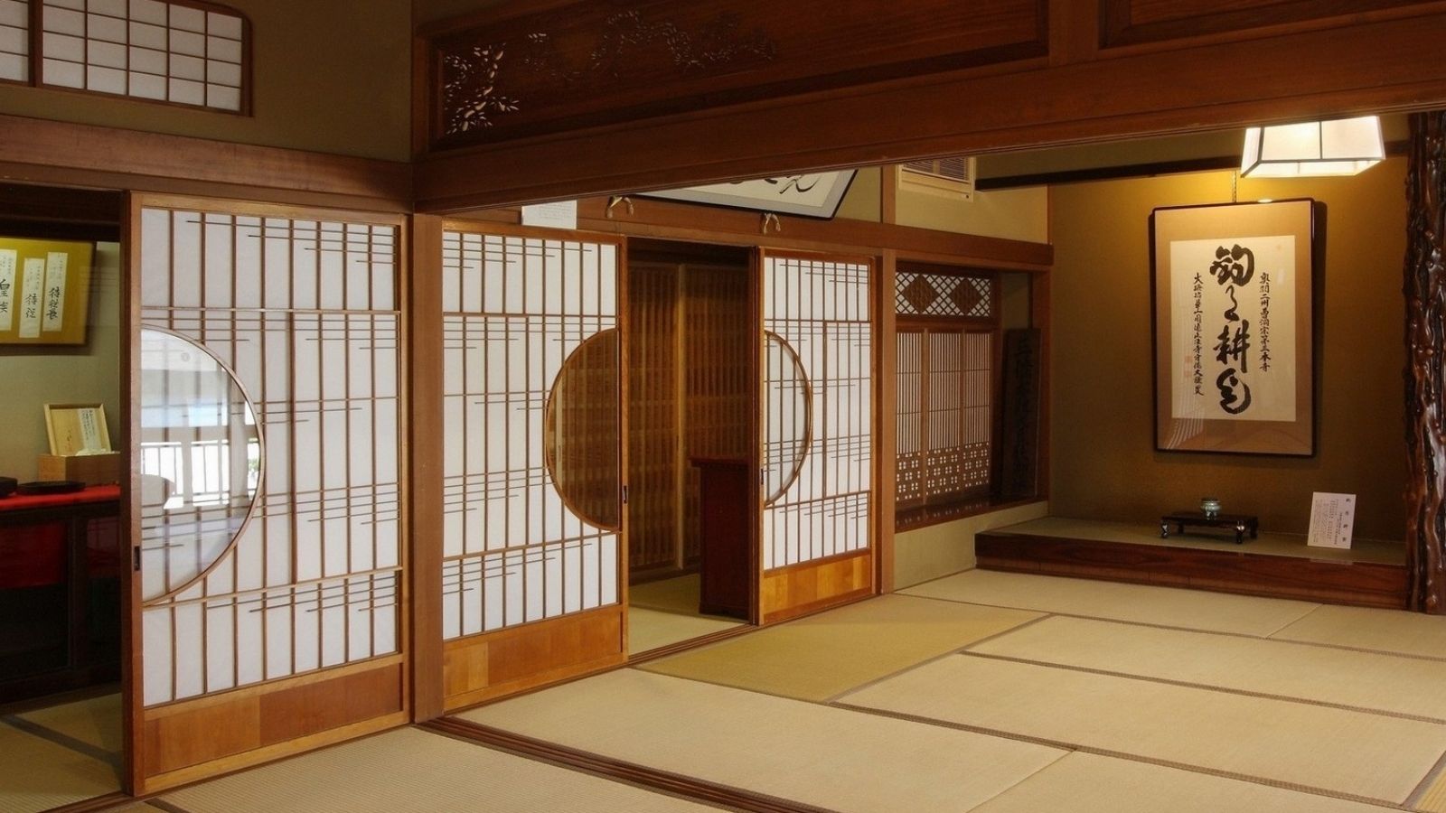 【御殿の間】明治天皇行幸「御殿の間」当館所有の作品群など資料の展示コーナーあり