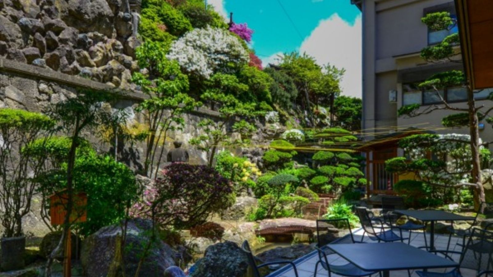 【館内で寛ぐ】庭に面したテラスでのんびり過ごす時間･･･