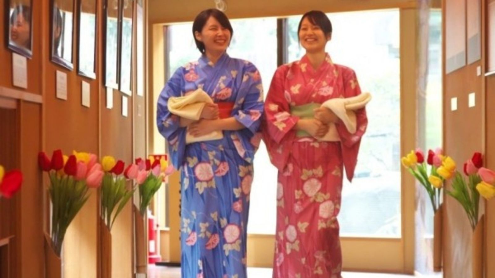 大浴場へ・・・お風呂入口には、自由にご利用いただける「バスタオル」とシャンプー＆リンスセットをご用意