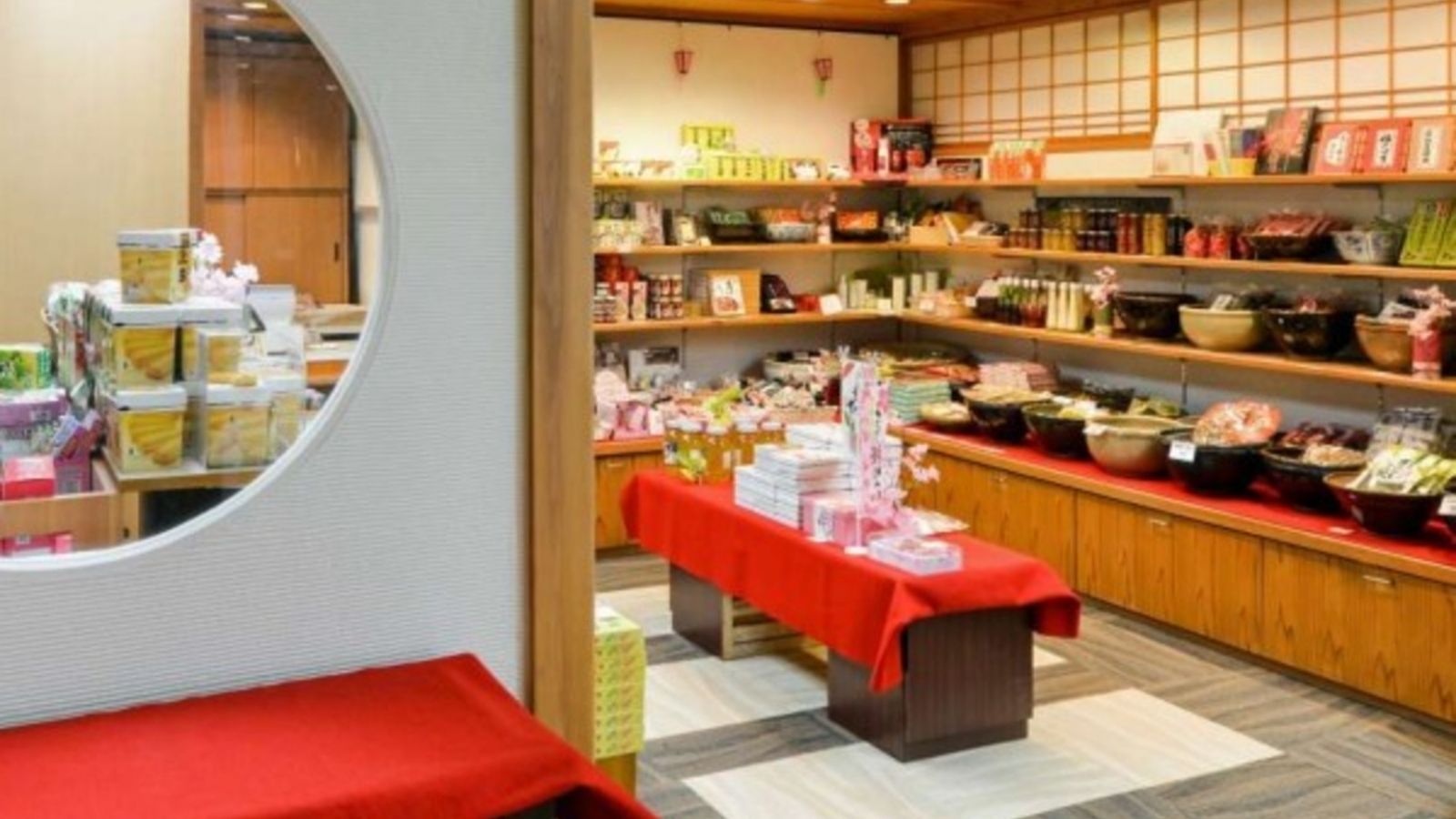 【旅先の思い出をお土産でおすそ分け】売店には、地元銘菓から女将おすすめの品など種類豊富にご用意