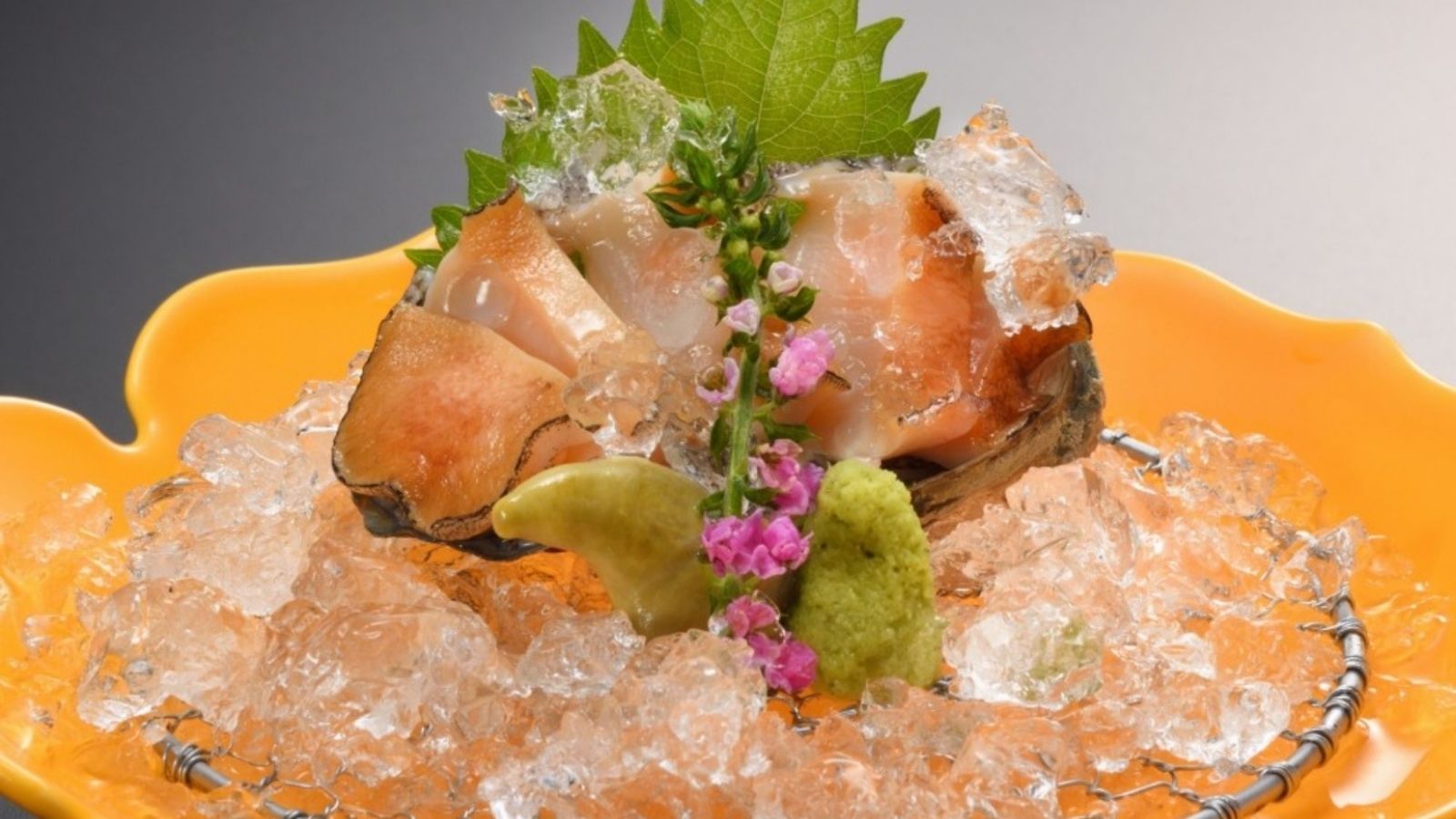 【別注料理・アワビのお造り】庄内の海で採れた甘味のある新鮮なあわびです。1人前／1,600円(税別)