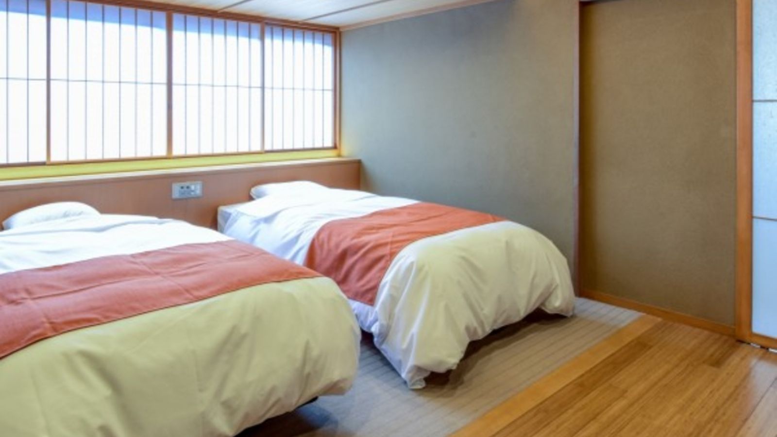 2018年秋に新しく完成した和室と洋室ベッドルームのゆったり広々バリアフリー客室「藤」／洋室