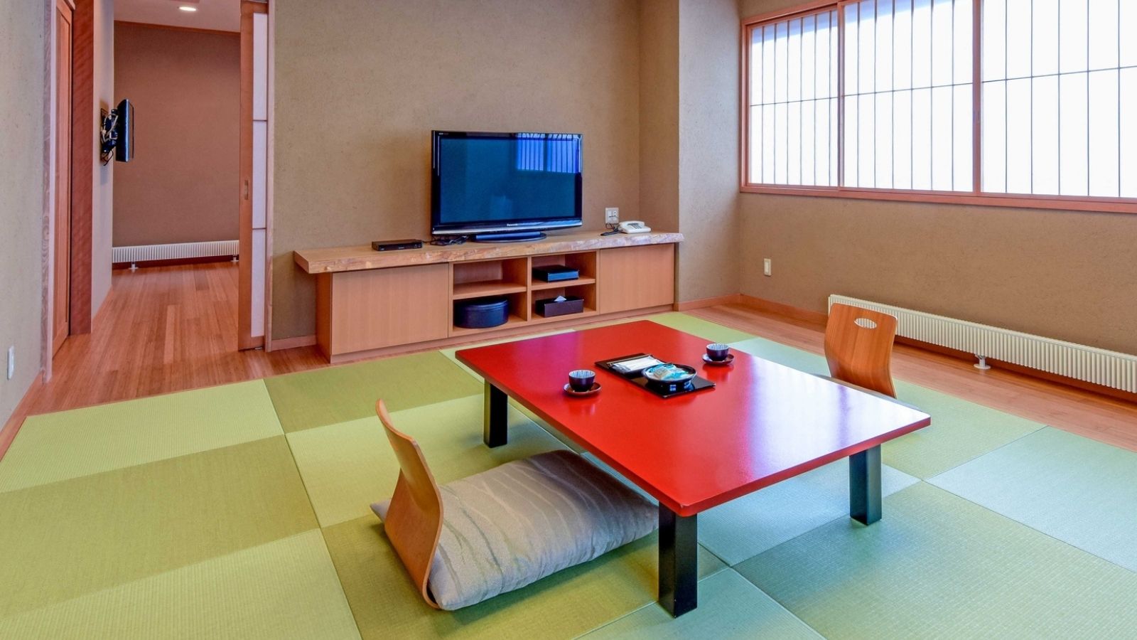 【東館二階・二間和洋室】「藤」／和室、奥にツインベッドのある洋室が続く