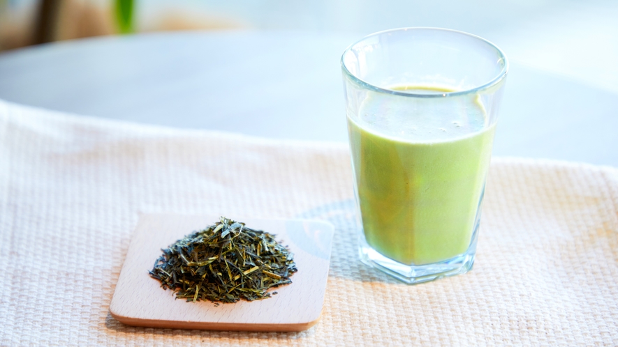 【四日市限定メニュー】伊勢茶の風味感じる、まろやかで飲みやすいスムージーをご用意しました。