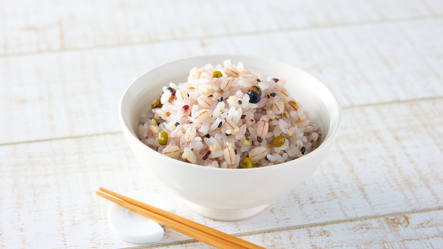 【四日市限定】栄養豊富な雑穀米には三重県産コシヒカリと三重県産もち麦を使用しています。