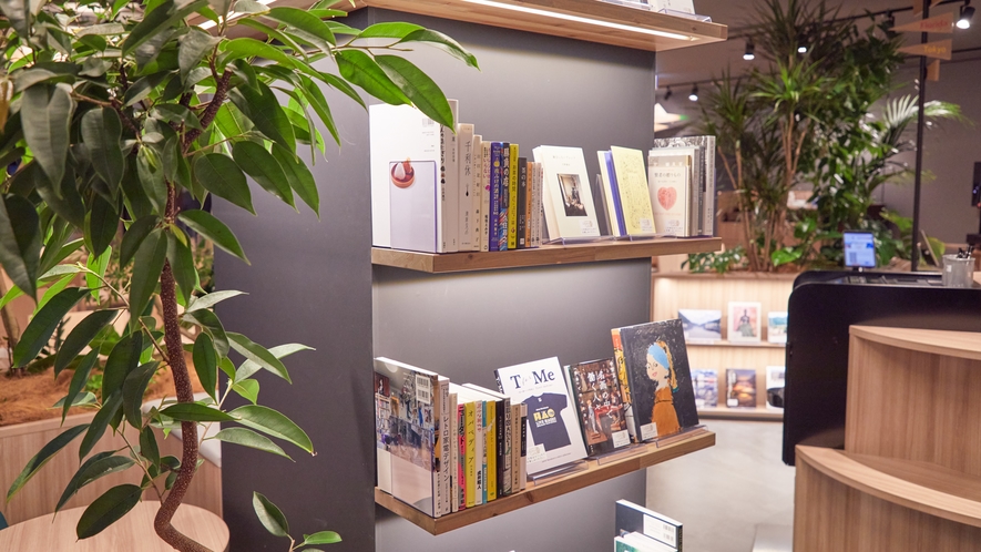 【ライブラリーカフェ】 生の植栽による緑化と本が融合した、非日常感あふれる空間をご提供。