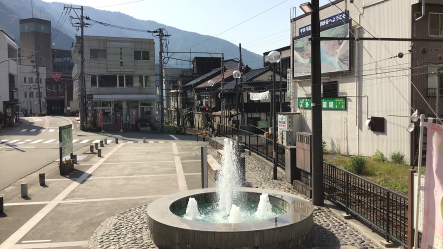 【宇奈月温泉駅からホテルまでの道のり】①駅の階段を降りて噴水の横を通ります