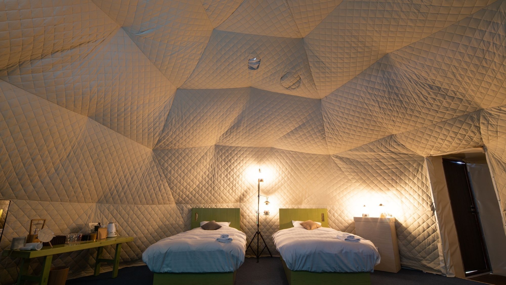 【ツインドームテント】夜になると雰囲気が違う部屋に