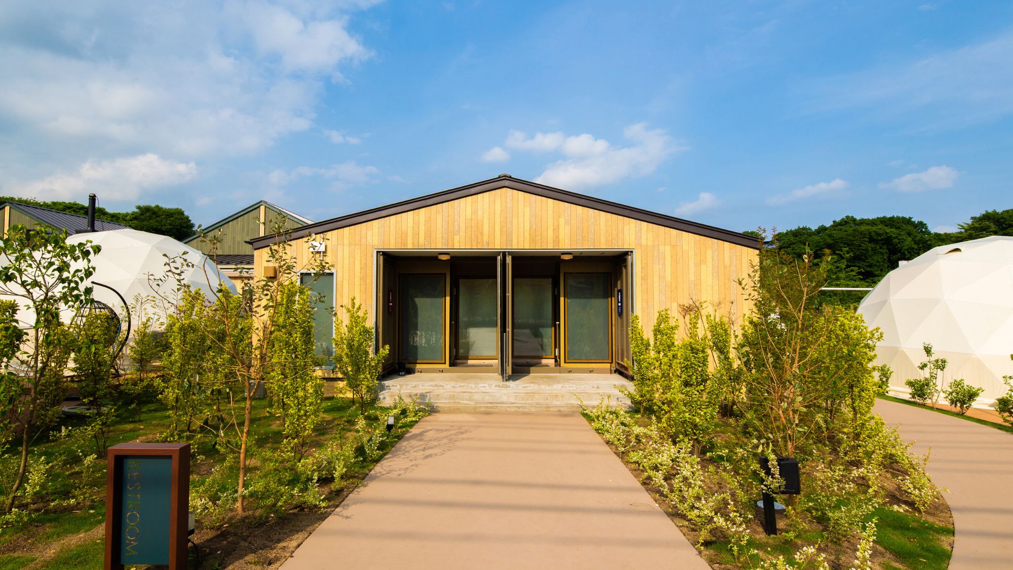 Restroomにはトイレ、シャワー、パウダールームを完備しております（24時間利用可能）