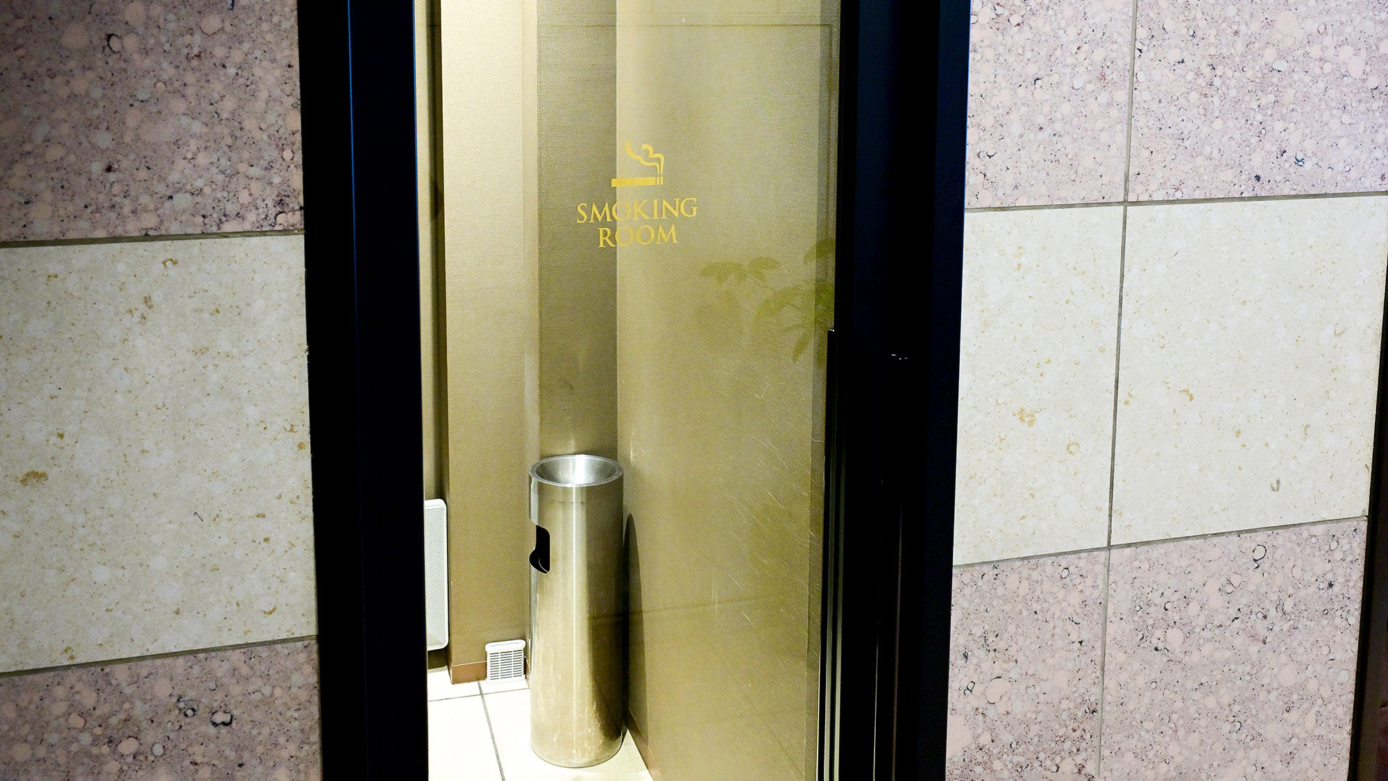 ・【喫煙所】館内は禁煙です。１階の喫煙スペースをご利用ください