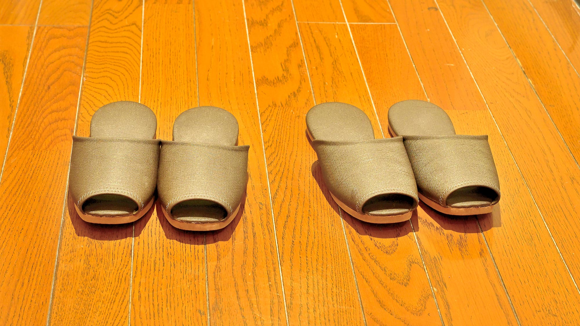 ・【スリッパ】館内を移動の際はスリッパから靴にお履き替えください