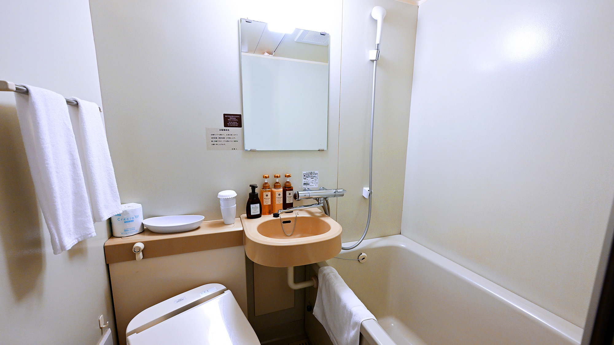 ・【バスルーム】コンパクトながらバスタブに浸かって疲れを癒せるユニットバスです