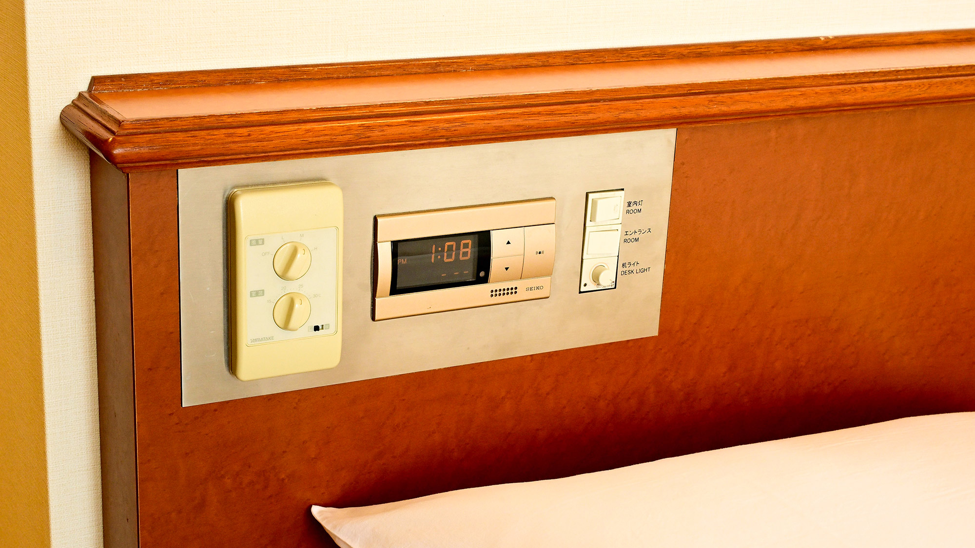 ・【ベッドボード】パネルで目覚ましのセット、空調・照明調節が可能です