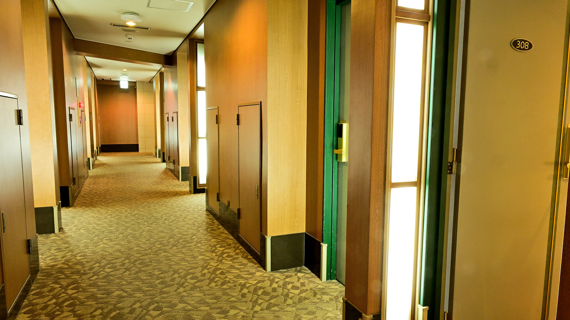 ・【廊下】落ち着いた色合いのカーペット敷きの廊下からお部屋にお入りください