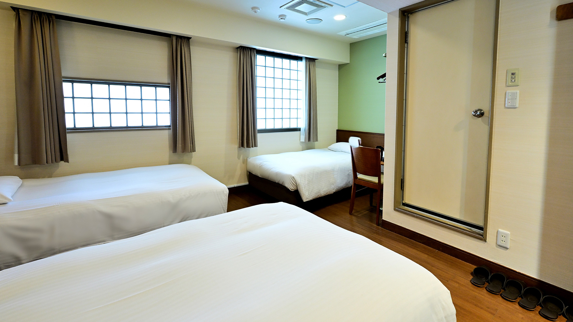 ・【トリプルルーム】シングルベッドを3台設置。それぞれゆっくりとお休みください