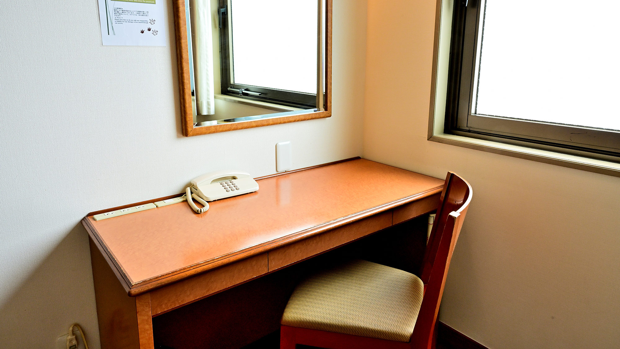 ・【シングルルーム】やわらかな間接照明が落ち着いたリラックス空間を演出します