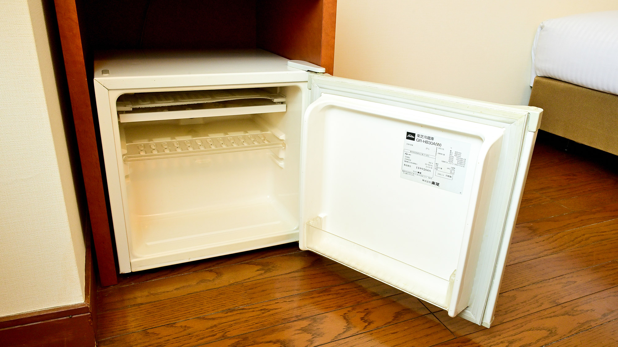 ・【ミニ冷蔵庫】各部屋に完備。近くのコンビニなどで買ってきた食料品やお飲み物の保冷に