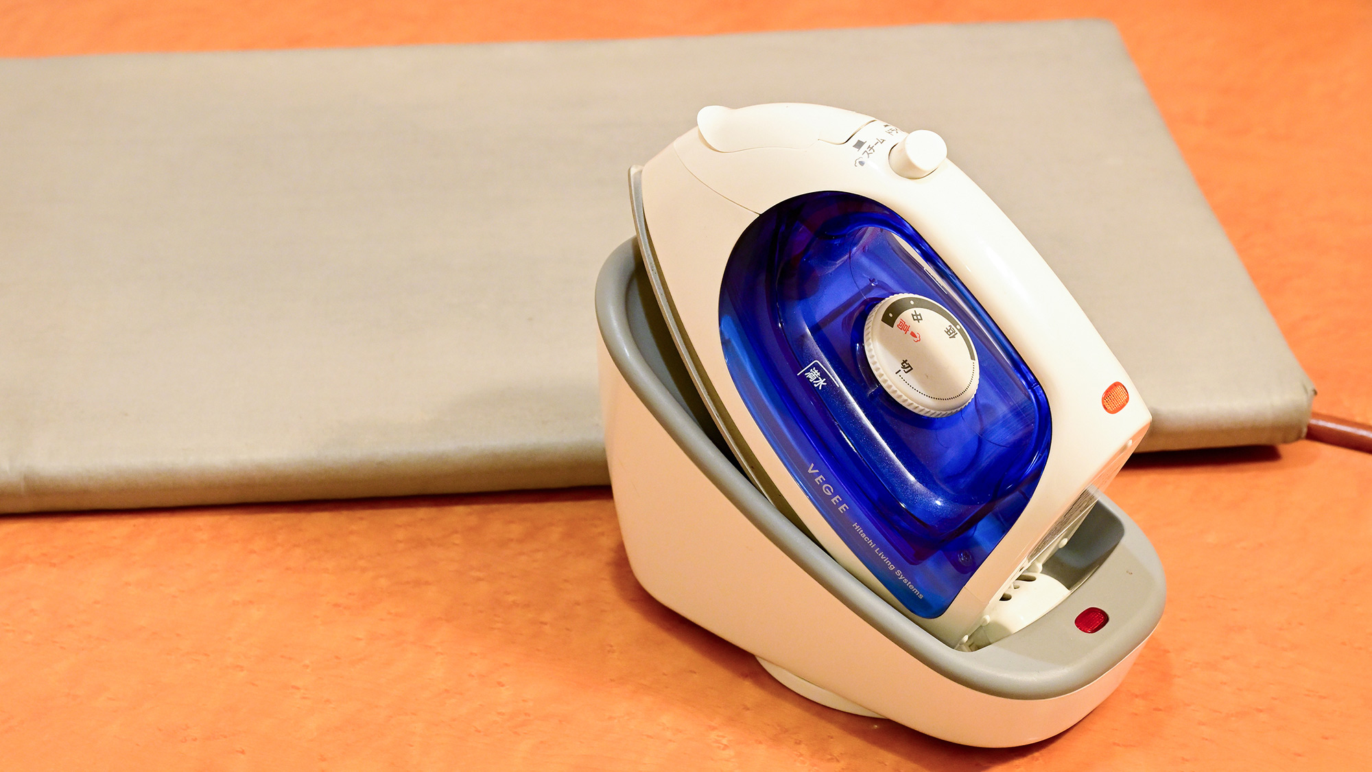 ・【アイロン(貸出品)】外出前などお洋服のシワが気になる時にはアイロンのご用意がございます