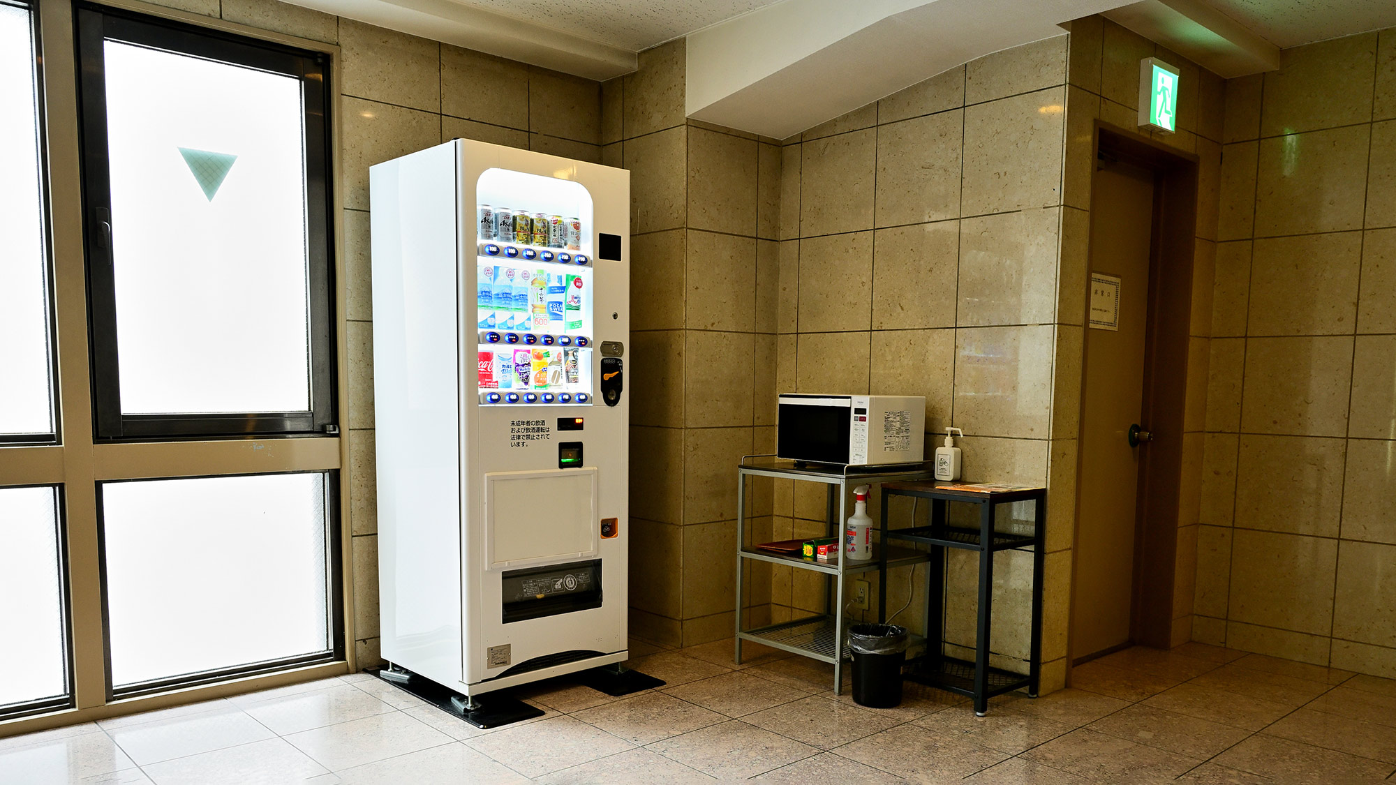 ・【3Fエレベーターホール】ソフトドリンクとアルコールの自販機（現金のみ）と電子レンジがございます