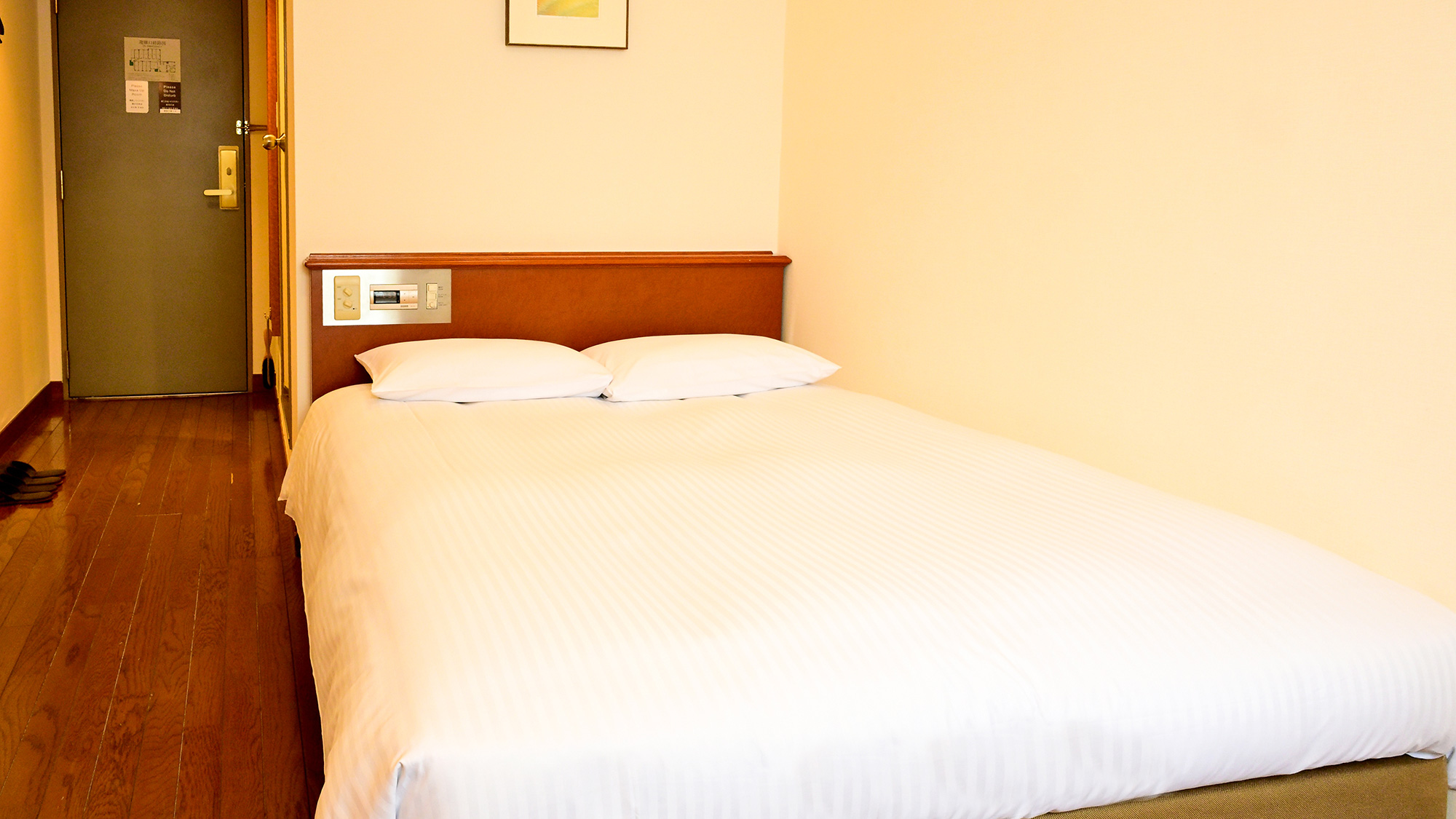 ・【ダブルルーム】ゆとりのあるダブルベッドと落ち着いた空間が疲れた体を癒してくれます